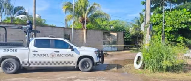 Acompañados por elementos caninos, oficiales cumplen una orden judicial en el fracc. Los Olivos