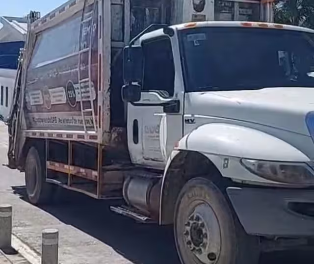 Ciudadanos señalaron que el mismo camión viejo sigue recorriendo el ejido de Calderitas.