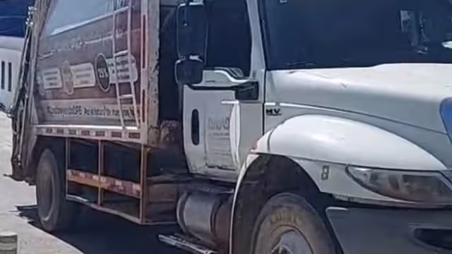 Ciudadanos señalaron que el mismo camión viejo sigue recorriendo el ejido de Calderitas.