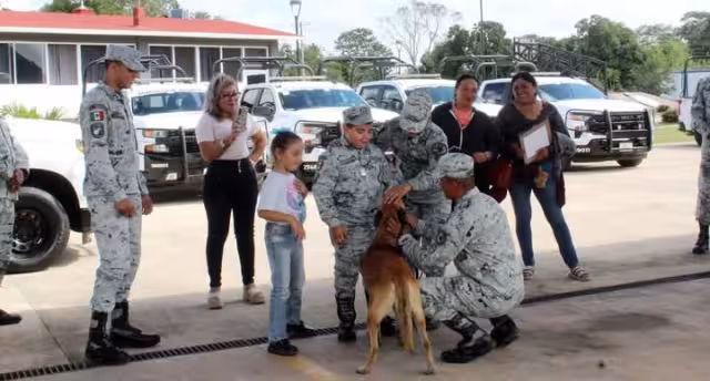 Durante un día, el pequeño Jesús cumple su sueño de portar uniforme de una fuerza de seguridad