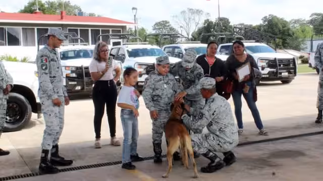 Durante un día, el pequeño Jesús cumple su sueño de portar uniforme de una fuerza de seguridad