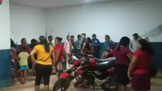 Trabajadores retienen al alcalde Héctor Moo Ake tras haber sido rescindidos