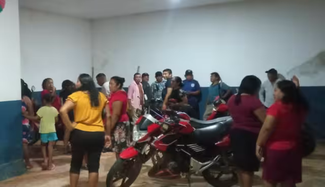 Trabajadores retienen al alcalde Héctor Moo Ake, exigiéndole el aguinaldo faltante.