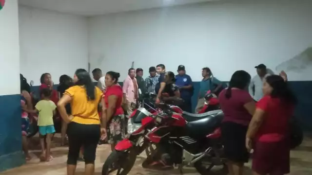 Trabajadores retienen al alcalde Héctor Moo Ake, exigiéndole el aguinaldo faltante.