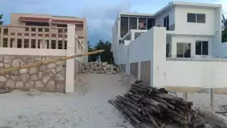 Vecinos de Chelem reportan el cierre de una entrada a la costa por la supuesta construcción de un espolón