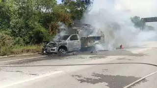 Camioneta de la CFE se incendia en Chetumal