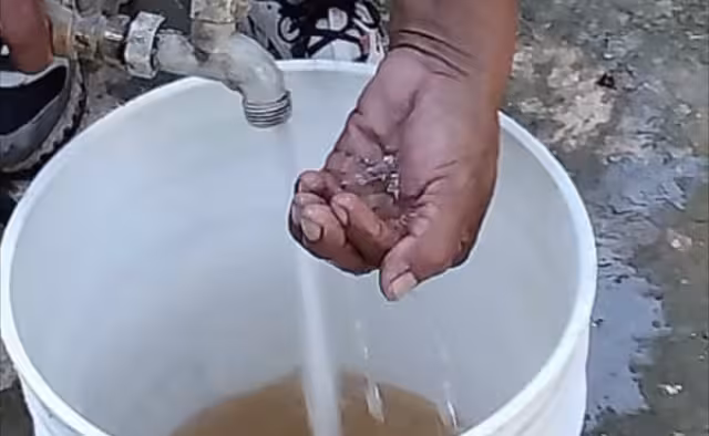 Vecinos de las comunidades evidenciaron el mal estado del agua