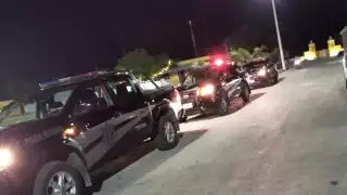 Agentes identifican en retén a comandante anterior en moto, sin casco protector y tampoco licencia