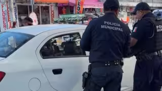 Los elementos policiacos detuvieron al conductor y aseguraron el auto.