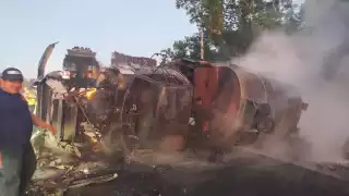 Al momento de volcarse, la unidad sufrió un incendio que dejó a la unidad completamente destriodas