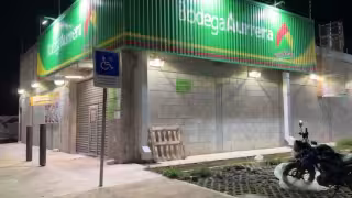 En esta tienda fueron asaltados empleados y clientes por tres sujetos.