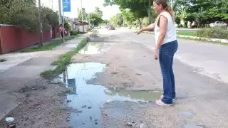 Cecilia Patrón constató los encharcamientos por el mal estado de las calles
