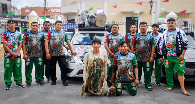 Decenas de fieles y antorchistas llegan al santuario guadalupano, en el barrio de San Cristóbal