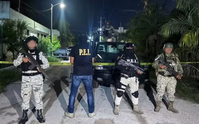 En total se aseguraron 3.2 kilogramos de cannabis, 48 gramos de la droga conocida como cristal y 20 bolsitas con esa misma sustancia