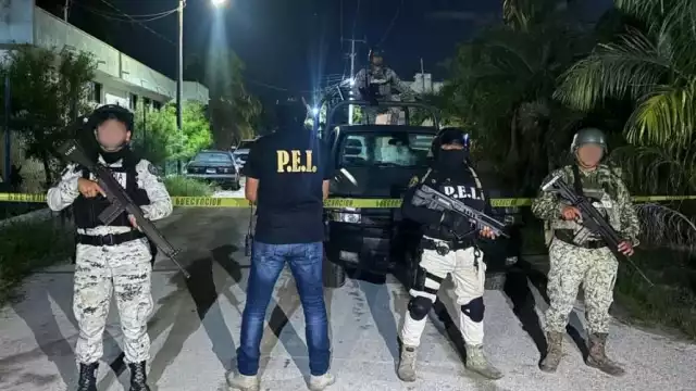 En total se aseguraron 3.2 kilogramos de cannabis, 48 gramos de la droga conocida como cristal y 20 bolsitas con esa misma sustancia