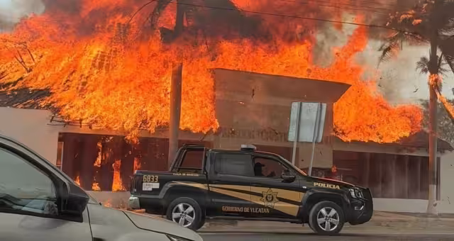 Incendio en Halachó deja destrucción total en zona turística y moviliza a cuerpos de emergencia