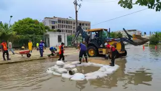 El rompimiento de la tubería ocasionó caos en la colonia.