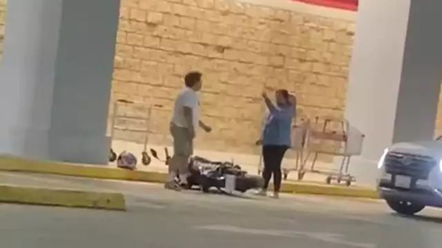 La pareja logró captar la atención de todos los presentes por la intensidad de la discusión.