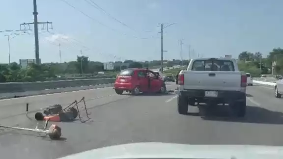 El automóvil rojo se llevó la peor parte del accidente El automóvil rojo se llevó la peor parte del accidente