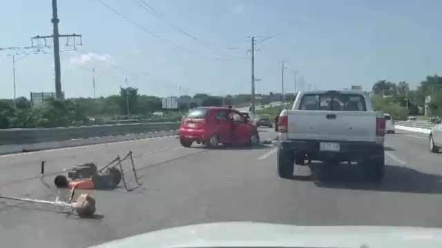El automóvil rojo se llevó la peor parte del accidente