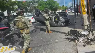 Policías y elementos de la Marina acordonaron el área del accidente