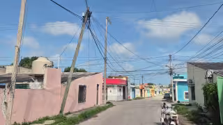 “Todavía aguanta”: Denuncian riesgo por poste en Champotón