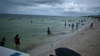 Ni las nubes los detuvieron: Con sombrilla en mano yucatecos se lanzan a la playa