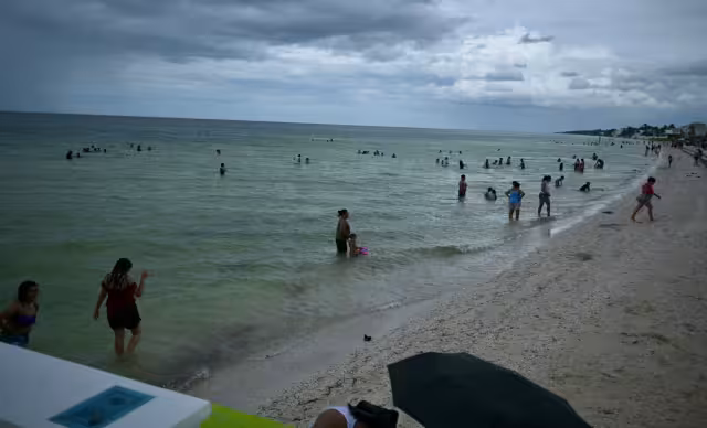 Ni las nubes espantaron a los bañistas en Telchac