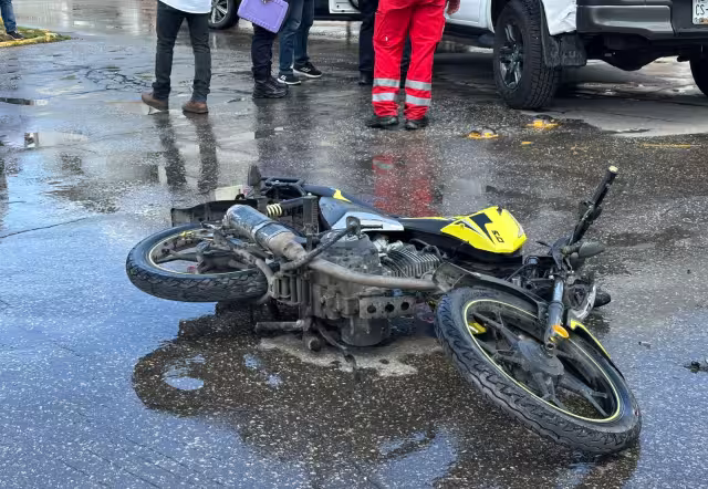 Un motociclista resultó lesionado en un accidente en el barrio de San Francisco, Campeche.