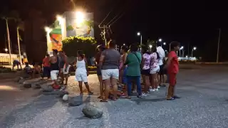 Vecinos bloquean avenida en Ciudad del Carmen por falta de energía eléctrica