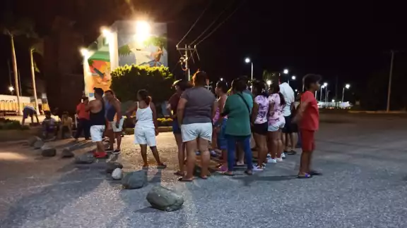 Vecinos de varias colonias bloquearon la Avenida Isla de Tris para presionar a la CFE por falta de energía eléctrica durante más de 24 horas.