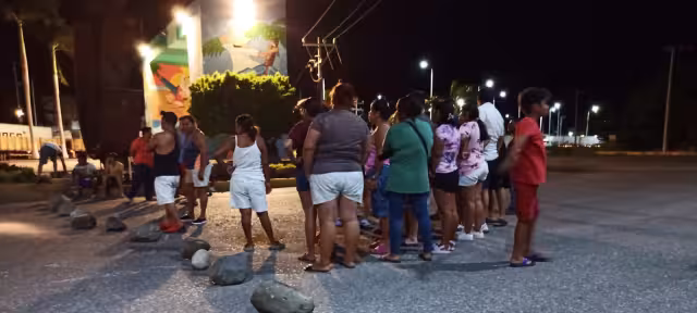 Vecinos de varias colonias bloquearon la Avenida Isla de Tris para presionar a la CFE por falta de energía eléctrica durante más de 24 horas.