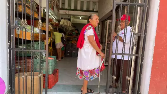Adultas mayores de Motul utilizan el hipil para permanecer frescas