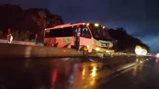 Autobús del SUR se accidenta por la autopista Seybaplaya-Campeche; reportan varios lesionados