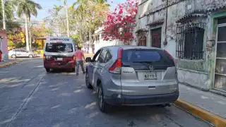 Choque por alcance entre combi y camioneta en Campeche