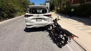 Motociclista se impacta contra una camioneta en la carretera Tulum–Boca Paila