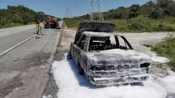 Falla Mecánica Provoca Incendio de Vehículo Falla Mecánica Provoca Incendio de Vehículo