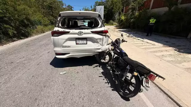 La motocicleta ocasionó daños considerables en la parte trasera de la camioneta.