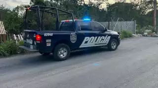 Policías acordonaron el área tras el hallazgo del cuerpo en Playa del Carmen