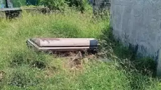 Insólito: persona en situación de calle deambula con féretro en Champotón