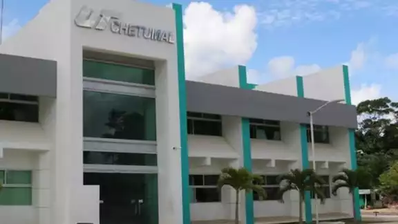 Muchos alumnos gastan más de 200 pesos para poder llegar a la universidad. Muchos alumnos gastan más de 200 pesos para poder llegar a la universidad.