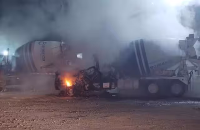 Reportan incendio de vehículo y hotel en Bacalar