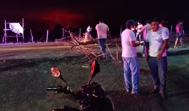 Desacuerdos entre inconformes terminan con bloqueo en carretera federal