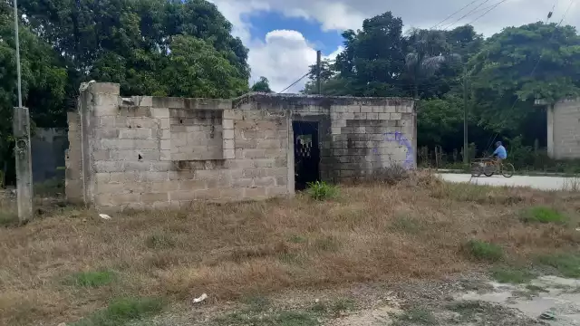 Vecinos de la colonia Fertimex piden a las autoridades que obliguen al dueño de una casa abandonada a cercarla o habitarla.