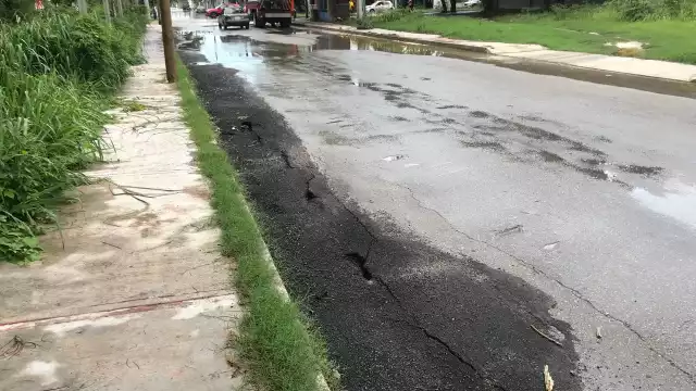 Las calles de la ciudad lucen dañadas por las lluvias que se han presentado.