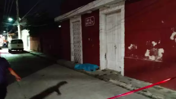 El cuerpo de la mujer quedó tendido a las afueras del bar. El cuerpo de la mujer quedó tendido a las afueras del bar.