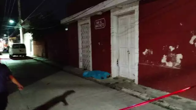 El cuerpo de la mujer quedó tendido a las afueras del bar.