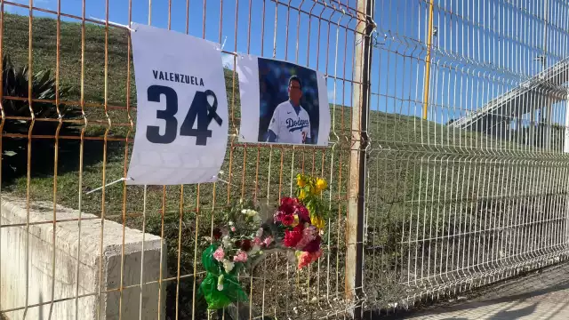 Fuera del estadio se puede encontrar una foto del jugador con flores y velas