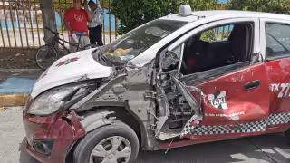 Choque entre taxista y grúa, deja daños materiales de miles de pesos en Ciudad del Carmen
