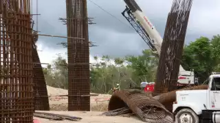Los aguaceros y vientos de los últimos días causaron que se desplomara una torre para el puente